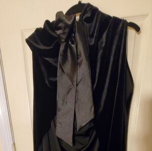 Hipd & Curves - black hooded cape